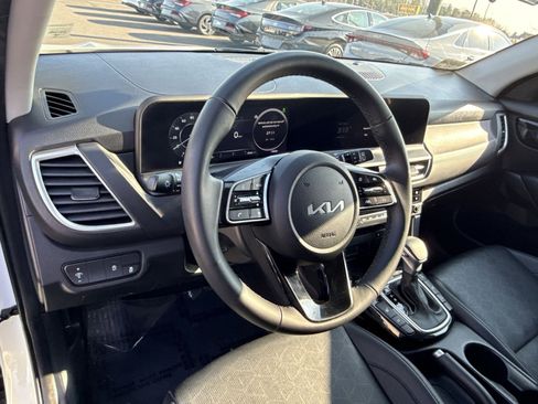 Used 2024 Kia Seltos EX image 16