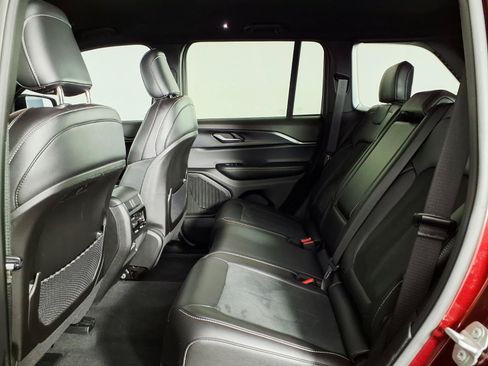 Used 2025 Jeep Grand Cherokee Altitude RWD image 13