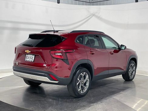 Used 2025 Chevrolet Trax LT FWD image 11
