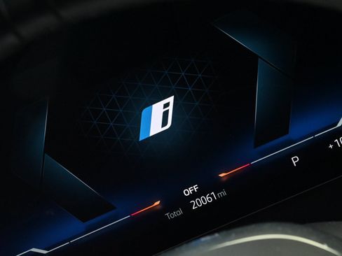 Certified 2024 BMW i7 eDrive50 w/ M Sport Package RWD image 38