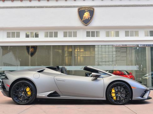 Used 2023 Lamborghini Huracan EVO image 2
