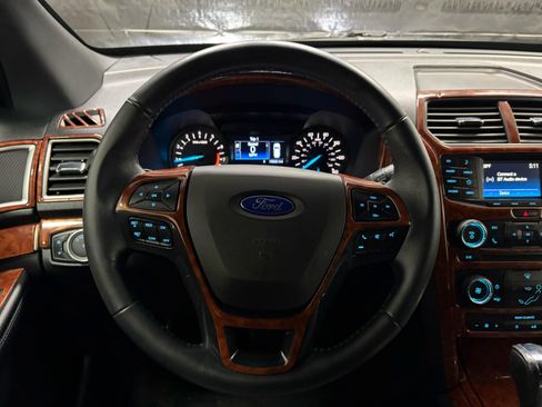 Used 2017 Ford Explorer XLT image 11