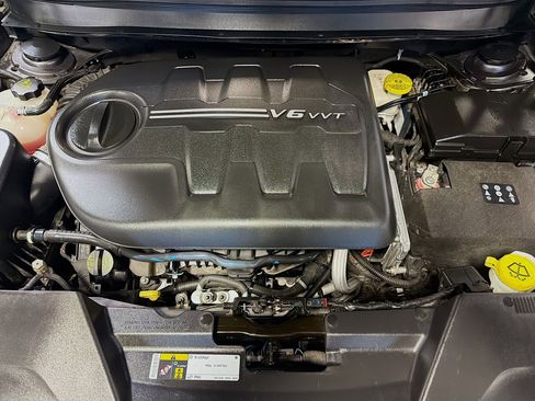 Used 2018 Jeep Cherokee Trailhawk w/ Cold Weather Group image 32