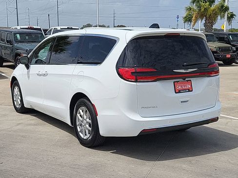 New 2026 Chrysler Pacifica Select FWD image 12