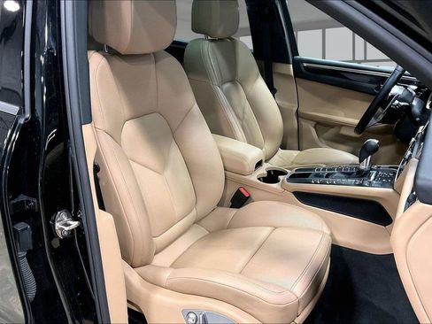 Used 2021 Porsche Macan AWD/4WD image 28