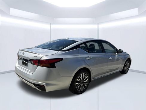 Used 2024 Nissan Altima 2.5 SV FWD image 7