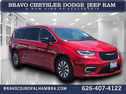 Used 2025 Chrysler Pacifica Select