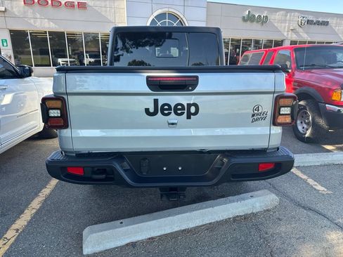 Used 2024 Jeep Gladiator Mojave AWD/4WD image 8