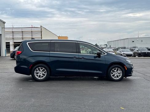 Used 2025 Chrysler Pacifica Select FWD image 8