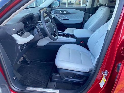 Used 2025 Ford Explorer Platinum w/ LUX Leather Package AWD/4WD image 9