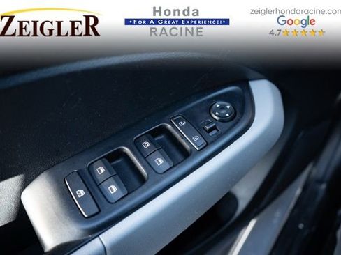 Used 2023 Hyundai Venue SEL image 17