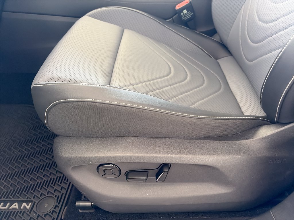 Certified 2026 Volkswagen Tiguan SE R-Line FWD image 12