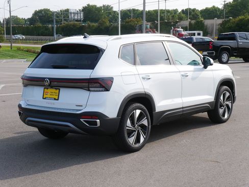 New 2025 Volkswagen Taos SE image 2