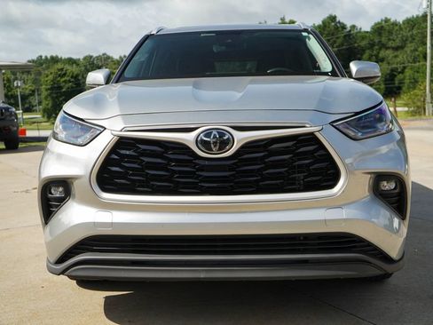 Used 2022 Toyota Highlander XLE FWD image 17