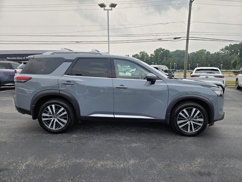 Used 2022 Nissan Pathfinder Platinum w/ Cargo Package AWD/4WD image 6