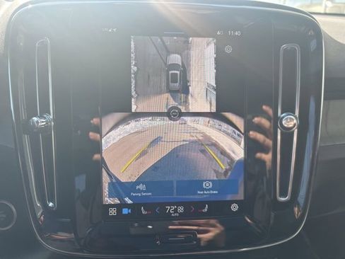 Certified 2025 Volvo XC40 B5 Plus AWD/4WD image 23
