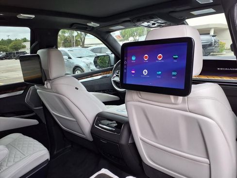 Certified 2026 Cadillac Escalade Platinum Sport w/ LPO, ONYX Package AWD/4WD image 15