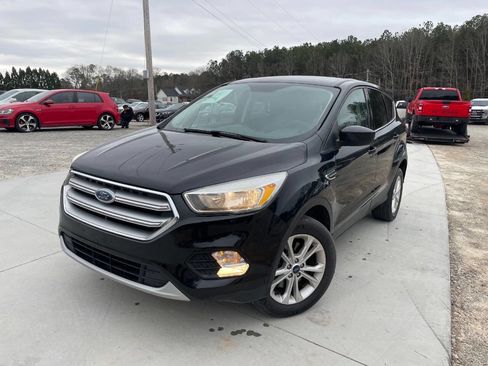Used 2017 Ford Escape SE image 1