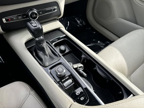 Used 2020 Volvo XC90 T6 Momentum image 29