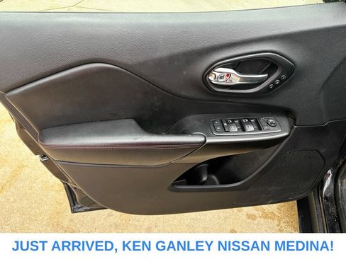 Used 2019 Jeep Cherokee Trailhawk AWD/4WD image 15