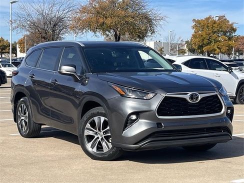 Used 2024 Toyota Highlander XLE image 2