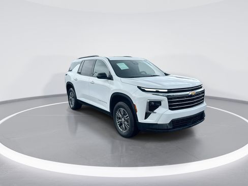 Used 2025 Chevrolet Traverse LT FWD image 2