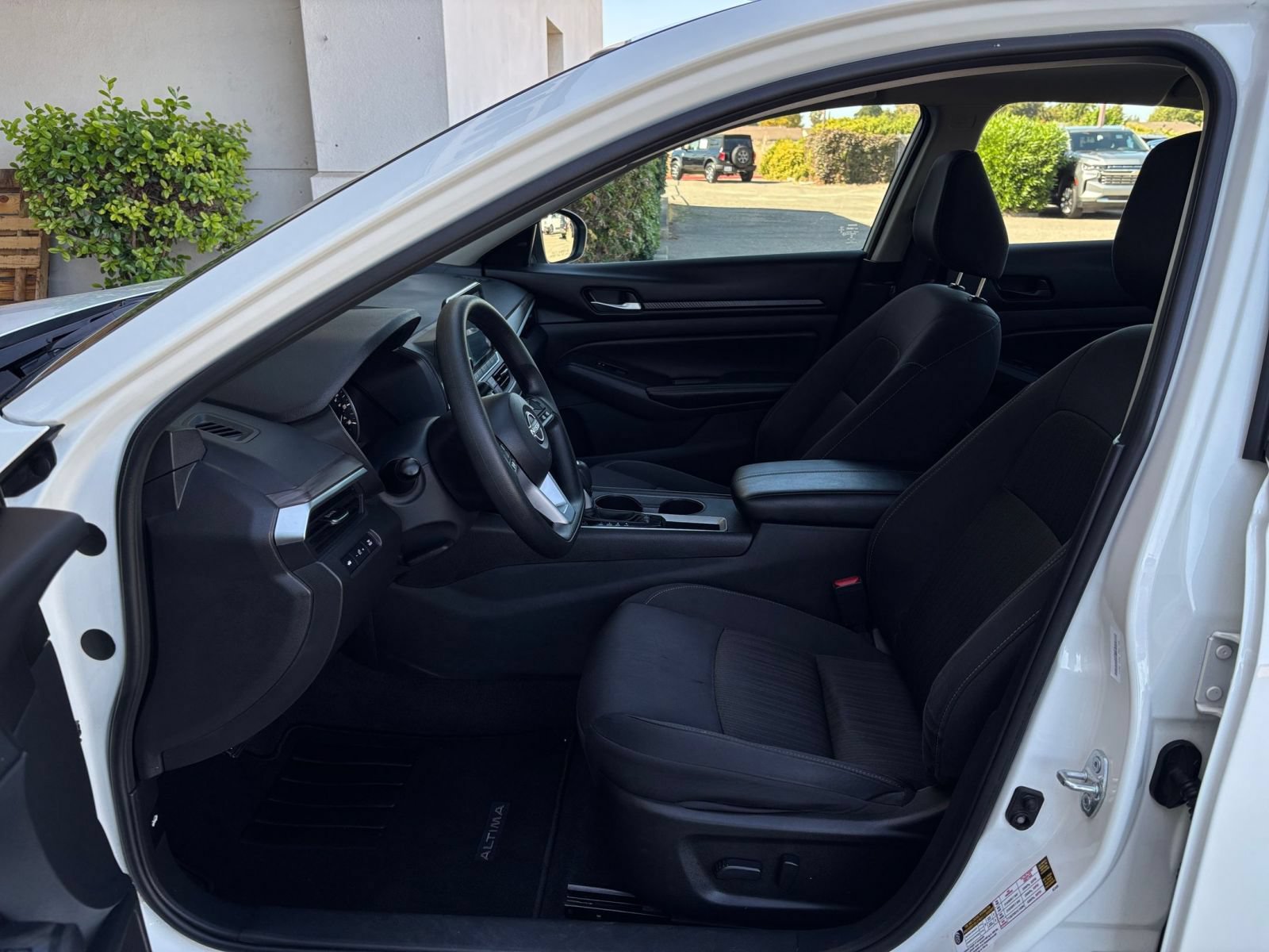 Used 2025 Nissan Altima 2.5 SV FWD image 27