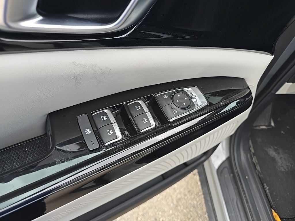 Used 2023 Kia Carnival EX FWD image 11