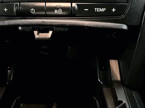 Used 2017 Ford Explorer XLT image 33