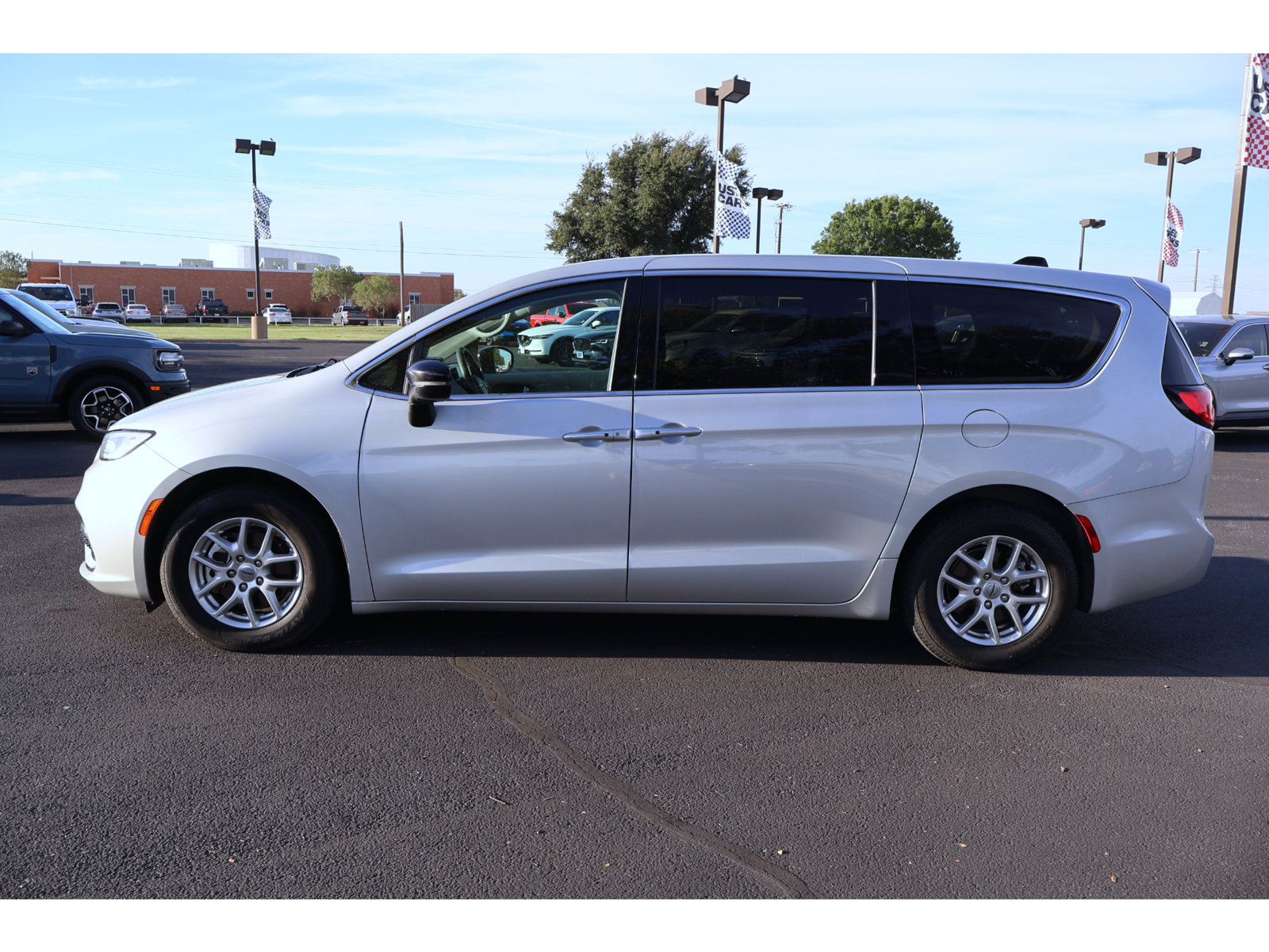 Used 2024 Chrysler Pacifica Touring-L FWD image 2