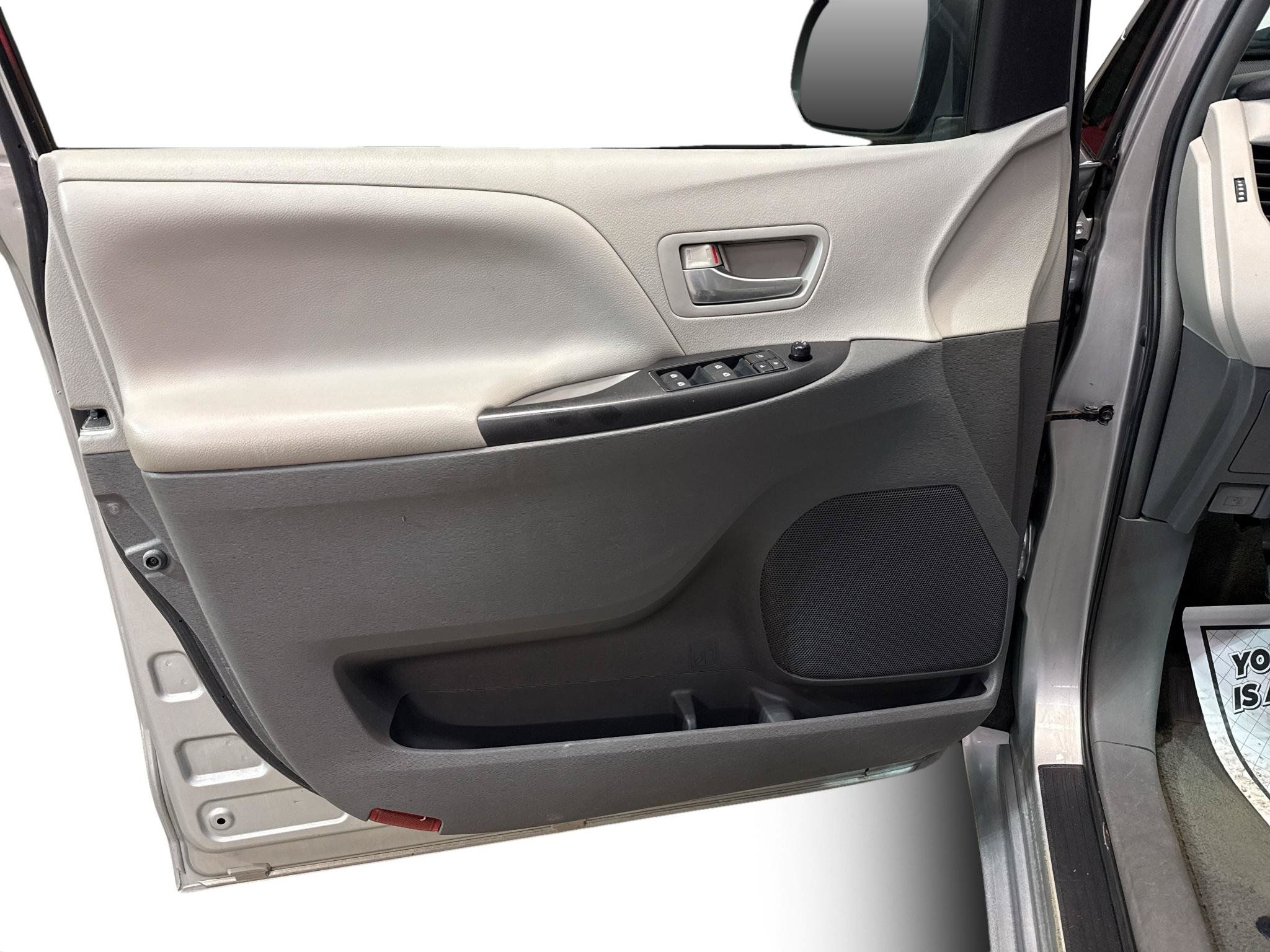 Used 2015 Toyota Sienna LE FWD image 15