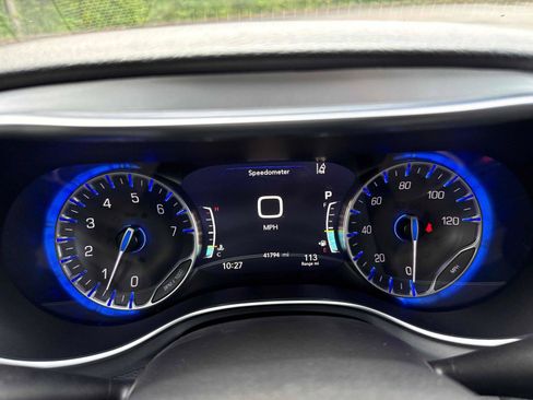 Used 2025 Chrysler Pacifica Limited FWD image 17