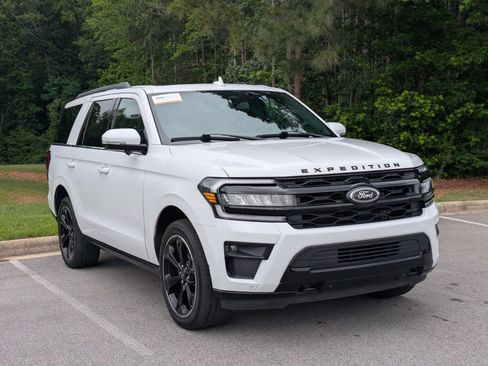 Certified 2023 Ford Expedition Limited AWD/4WD image 2