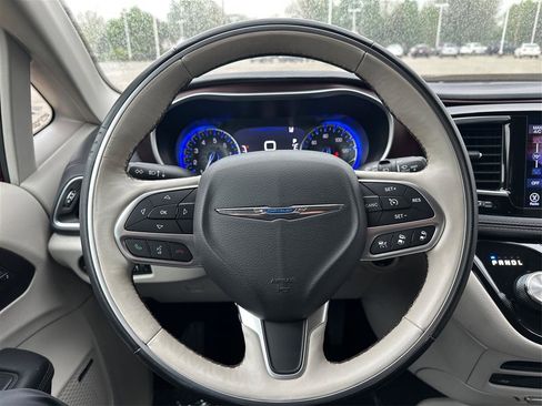 Used 2017 Chrysler Pacifica Limited FWD image 17