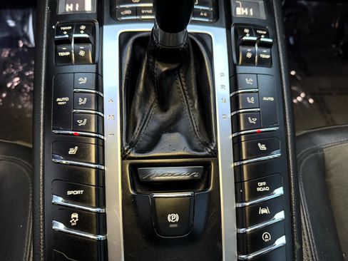 Used 2018 Porsche Macan image 33