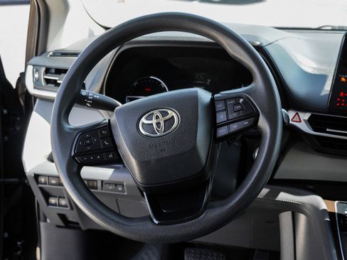 Used 2023 Toyota Sienna LE AWD/4WD image 33