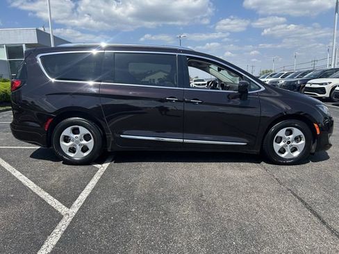 Used 2017 Chrysler Pacifica Touring-L Plus FWD image 8