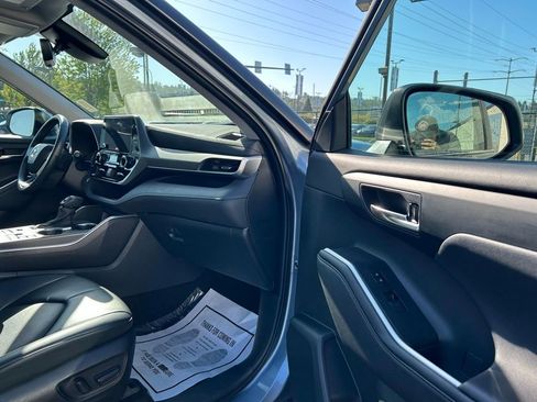 Certified 2024 Toyota Highlander XLE AWD/4WD image 17