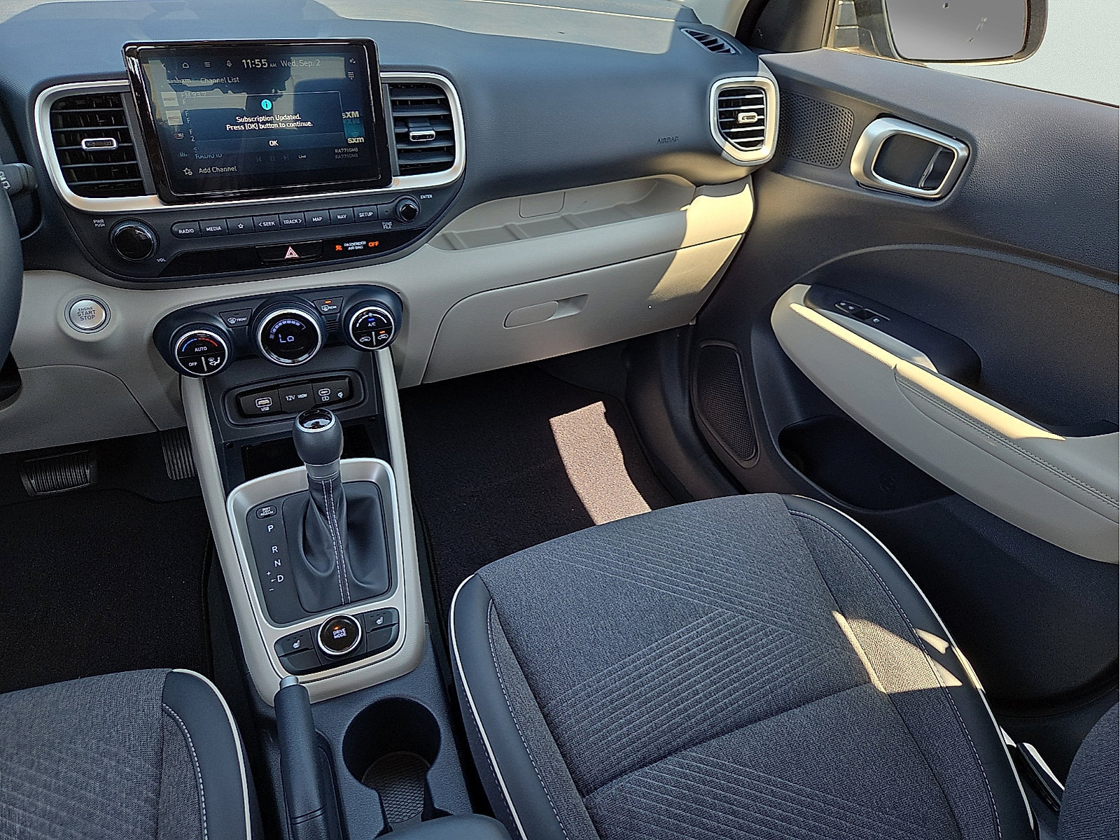 Used 2025 Hyundai Venue Limited FWD image 12