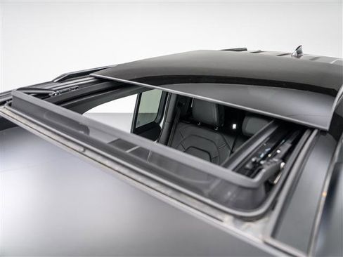 Used 2023 Land Rover Defender 110 SE image 13