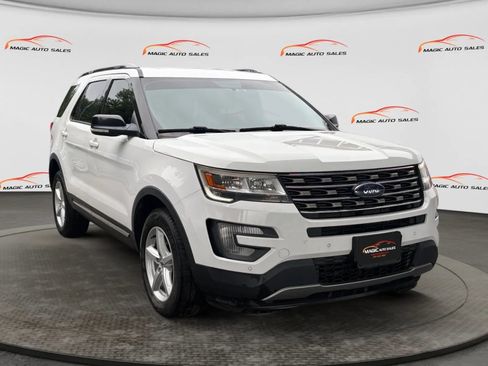 Used 2017 Ford Explorer XLT w/ Equipment Group 202A AWD/4WD image 5