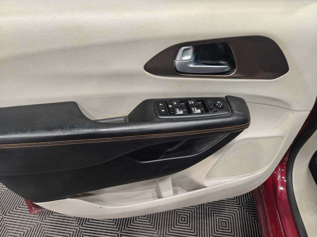 Used 2017 Chrysler Pacifica Touring-L FWD image 52