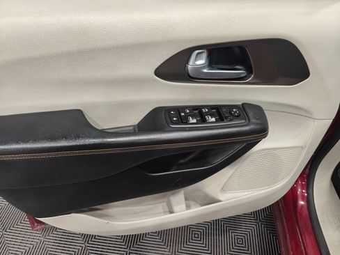 Used 2017 Chrysler Pacifica Touring-L FWD image 52