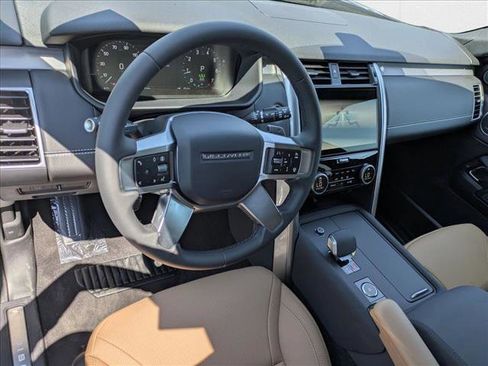 New 2025 Land Rover Discovery Dynamic SE image 3