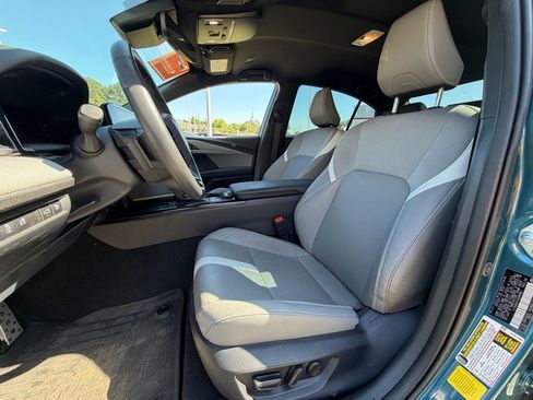 Used 2025 Toyota Camry SE w/ Convenience Package image 5