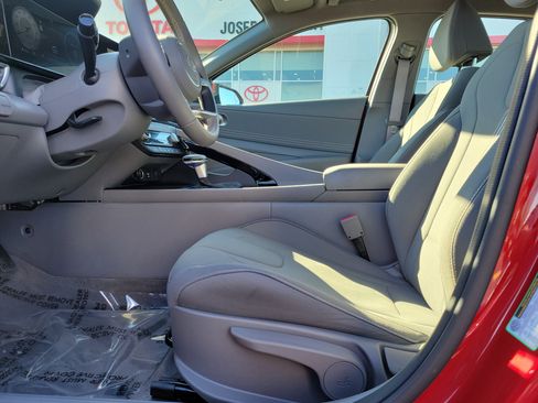 Used 2025 Hyundai Elantra SEL image 16