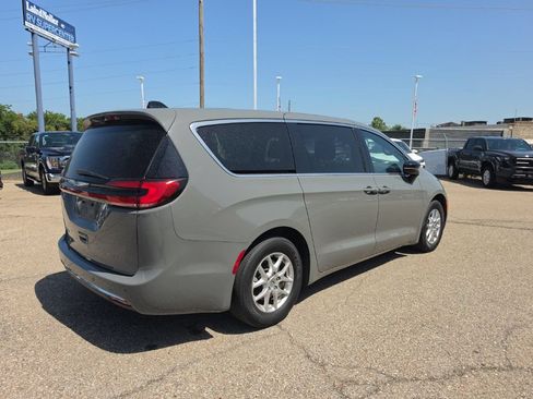 Used 2025 Chrysler Pacifica Select FWD image 7