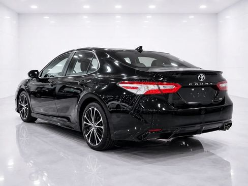 Used 2020 Toyota Camry SE FWD image 3