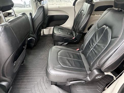 Used 2017 Chrysler Pacifica Touring-L image 10