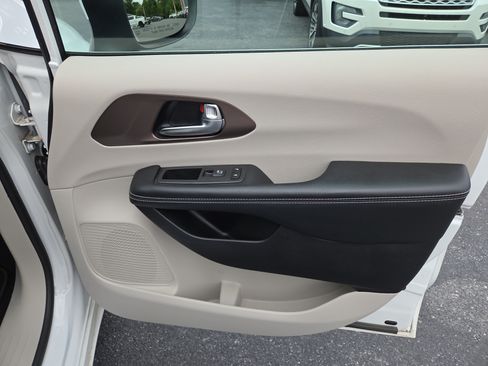 Certified 2022 Chrysler Voyager LX FWD image 18